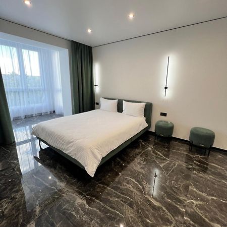 Люкс Апартаменти В Жкарена Та Жк Great House Rivne Exterior foto